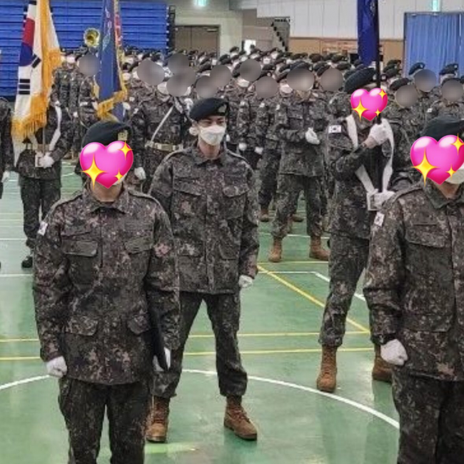 Jin BTS trong những bức ảnh mới nhất tại lễ tốt nghiệp huấn luyện quân sự  - Ảnh 1.