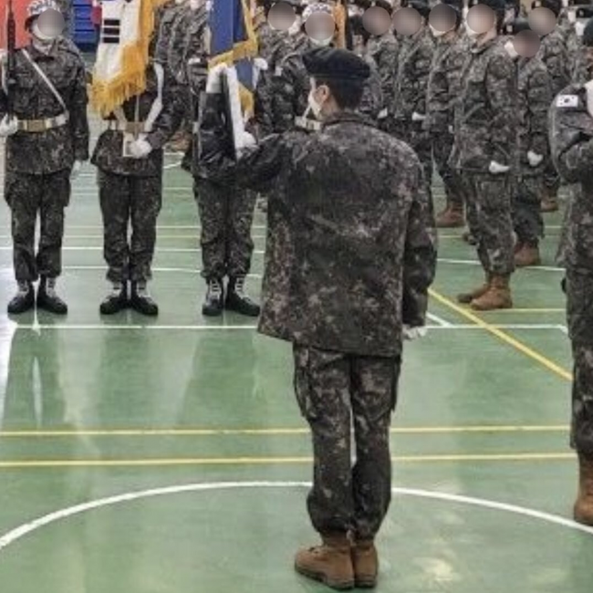 Jin BTS trong những bức ảnh mới nhất tại lễ tốt nghiệp huấn luyện quân sự  - Ảnh 4.