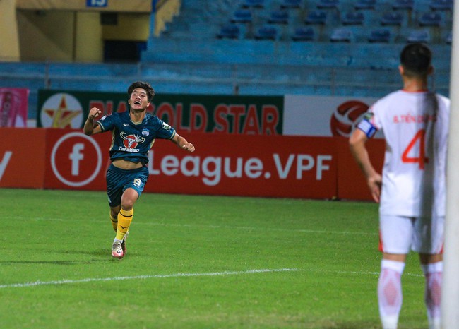 Sao trẻ U23 Việt Nam bật khóc khi ghi bàn đầu tiên ở V.League - Ảnh 1.