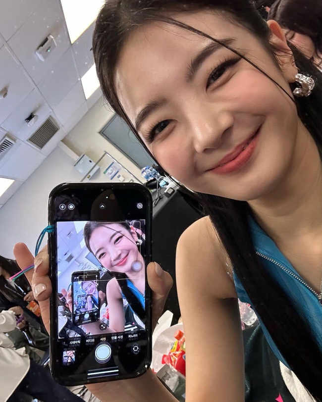 'Mirror selfie' xâm chiếm giới idol: Nayeon - Karina cũng phải chào thua trước visual chị đẹp hồi thiếu nữ - Ảnh 4.