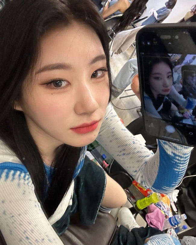 'Mirror selfie' xâm chiếm giới idol: Nayeon - Karina cũng phải chào thua trước visual chị đẹp hồi thiếu nữ - Ảnh 3.