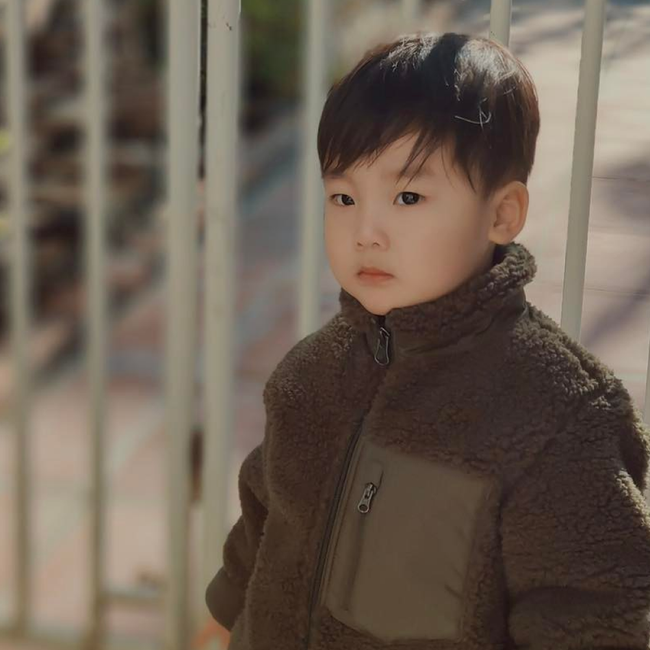 'Lụi tim' trước loạt ảnh như 'soái ca nhí' của quý tử nhà Hòa Minzy, tuổi lên 4 mà tính cách đã lầy lội giống mẹ - Ảnh 3.