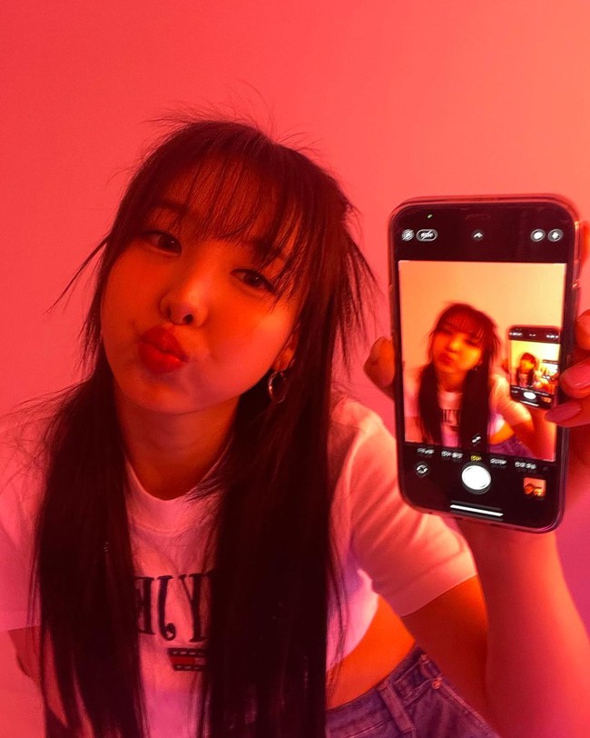'Mirror selfie' xâm chiếm giới idol: Nayeon - Karina cũng phải chào thua trước visual chị đẹp hồi thiếu nữ - Ảnh 1.