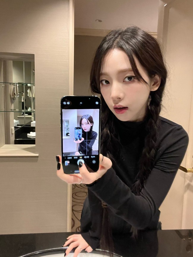 'Mirror selfie' xâm chiếm giới idol: Nayeon - Karina cũng phải chào thua trước visual chị đẹp hồi thiếu nữ - Ảnh 2.
