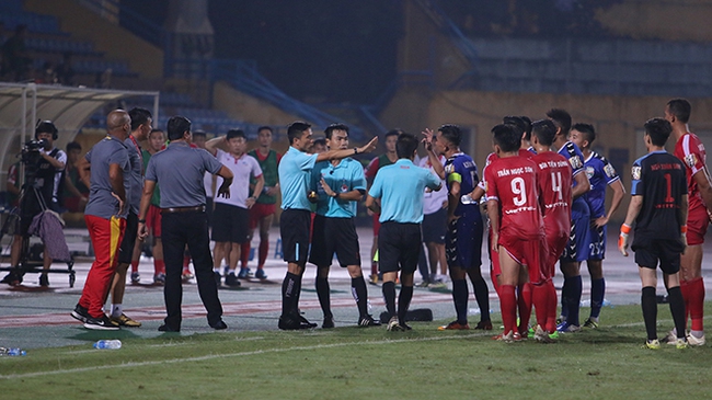 Khó tin: Trọng tài Việt Nam ‘bẻ còi’ ở vòng 5 V-League 2023 từng bị ‘treo còi vĩnh viễn’ nhưng sau đó vẫn hành nghề - Ảnh 2.