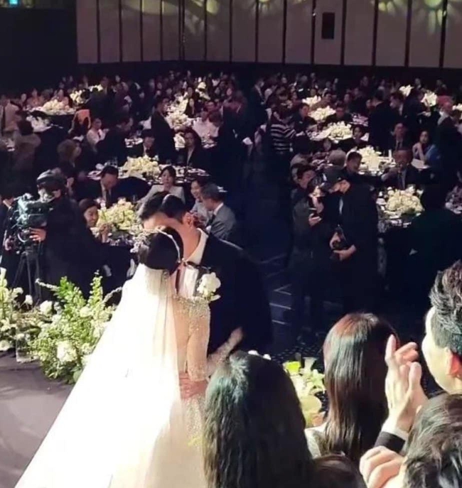 Toàn cảnh đám cưới 2 tỷ của Lee Seung Gi: Khách mời quyền lực như lễ trao giải, lễ đường lộng lẫy, chú rể quỳ xuống hát tặng cô dâu ca khúc đặc biệt - Ảnh 20.