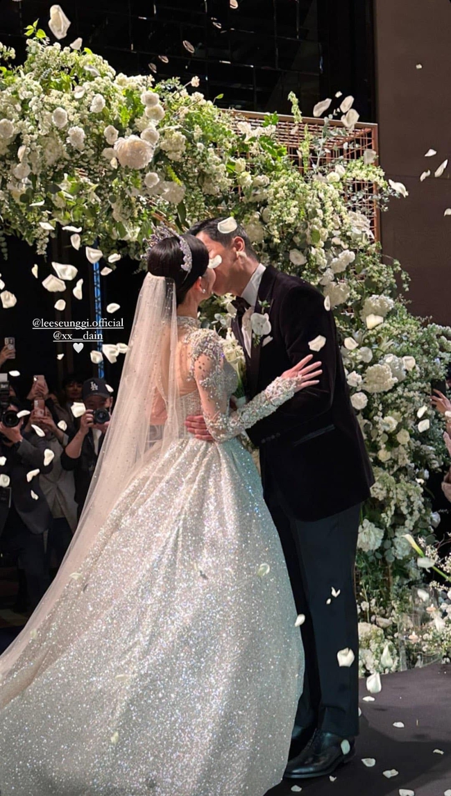 Toàn cảnh đám cưới 2 tỷ của Lee Seung Gi: Khách mời quyền lực như lễ trao giải, lễ đường lộng lẫy, chú rể quỳ xuống hát tặng cô dâu ca khúc đặc biệt - Ảnh 19.