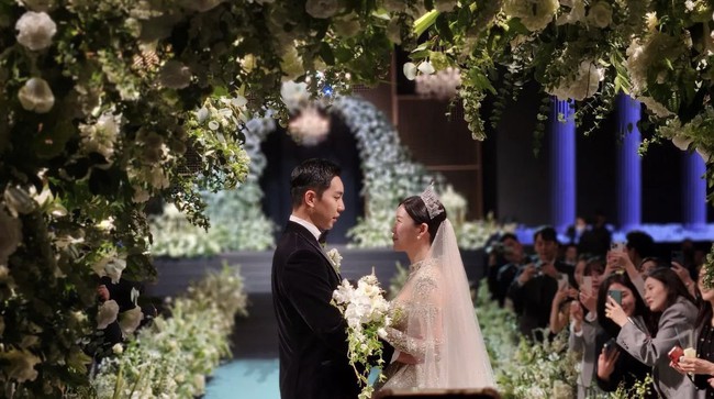 Lee Seung Gi và Lee Da In đã lộ diện ở đám cưới: Chú rể để đầu 3 phân, bật khóc bên cô dâu đẹp lộng lẫy như công chúa - Ảnh 1.