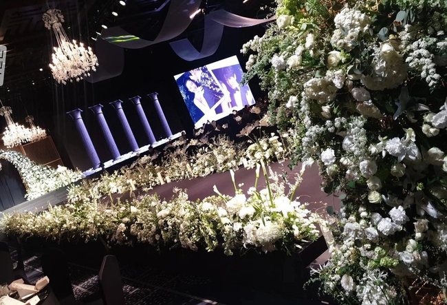 Toàn cảnh đám cưới 2 tỷ của Lee Seung Gi: Khách mời quyền lực như lễ trao giải, lễ đường lộng lẫy, chú rể quỳ xuống hát tặng cô dâu ca khúc đặc biệt - Ảnh 12.