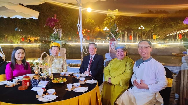 'Tiệc trà đêm trăng' trên Hồ Văn - Ảnh 3.
