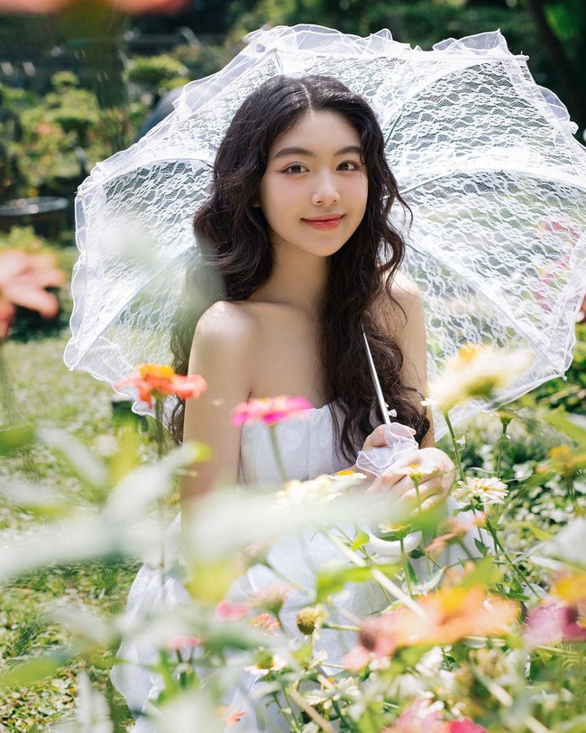 Hé lộ clip hậu trường chụp ảnh của con gái Quyền Linh, nhan sắc thật gây bất ngờ so với sản phẩm đã photoshop - Ảnh 3.