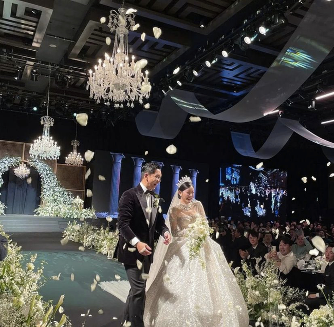 Lee Min Ho bất ngờ bị &quot;réo tên&quot; giữa màn hát của Lee Seung Gi trong đám cưới  - Ảnh 3.