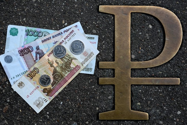 Đồng ruble Nga mất giá mạnh trên thị trường ngoại hối - Ảnh 1.