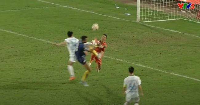 HLV Khánh Hòa chỉ trích trọng tài về quả 11m gây tranh cãi sau màn bẻ còi gây xôn xao V-League - Ảnh 3.