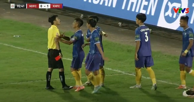 Trọng tài Việt Nam bẻ còi khó tin ở V-League, rút thẻ đỏ cho thủ môn rồi thay bằng thẻ vàng - Ảnh 3.