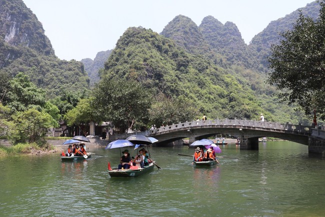 Tạp chí Forbes vinh danh Ninh Bình là một trong 23 địa điểm du lịch tuyệt vời nhất năm 2023 - Ảnh 1.