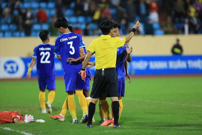 Khó tin: Trọng tài Việt Nam ‘bẻ còi’ ở vòng 5 V-League 2023 từng bị ‘treo còi vĩnh viễn’ nhưng sau đó vẫn hành nghề - Ảnh 4.