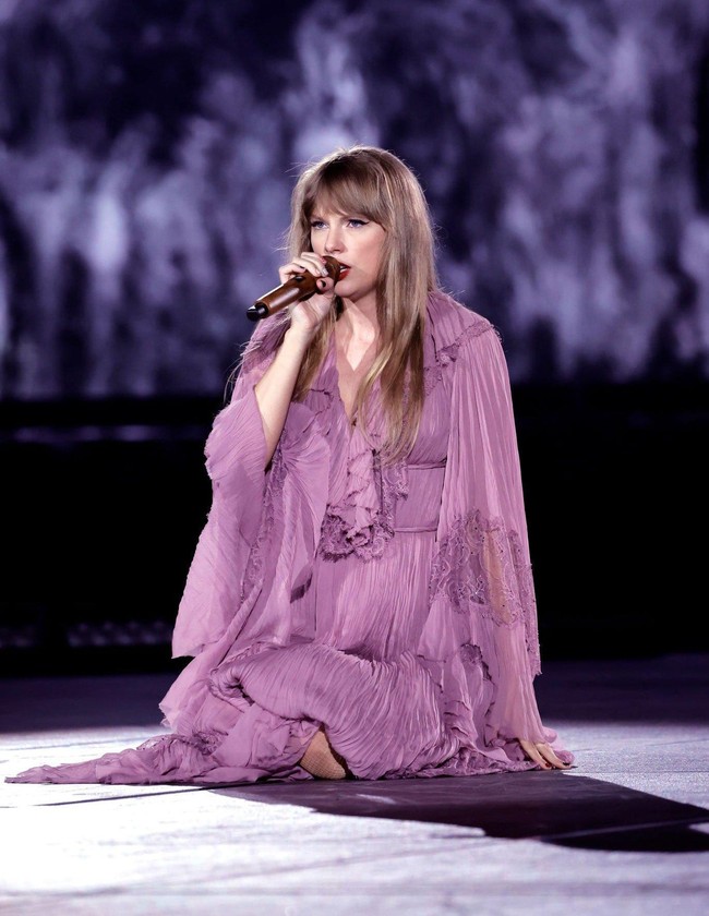 Fan vừa sửng sốt vừa xót xa khi biết cách Taylor Swift bí mật di chuyển lên sân khấu The Eras Tour! - Ảnh 1.