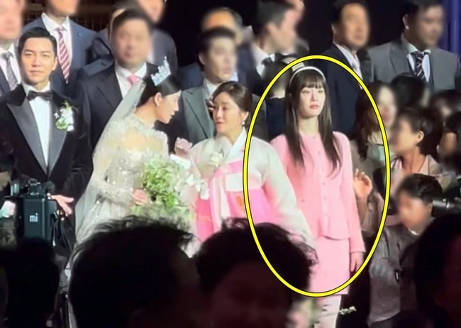 Lee Yoo Bi gây tranh cãi kịch liệt với trang phục hồng rực trong đám cưới Lee Seung Gi - Lee Da In - Ảnh 3.