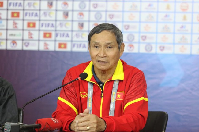 Ghi 7 bàn vào lưới Nepal, HLV Mai Đức Chung vẫn nói tuyển nữ Việt Nam học đối thủ - Ảnh 2.