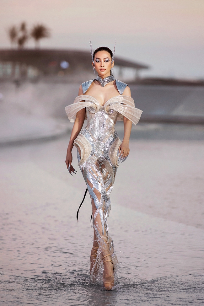 Show diễn mãn nhãn của Chung Thanh Phong dưới ánh hoàng hôn mở màn Fashion Voyage - Ảnh 11.