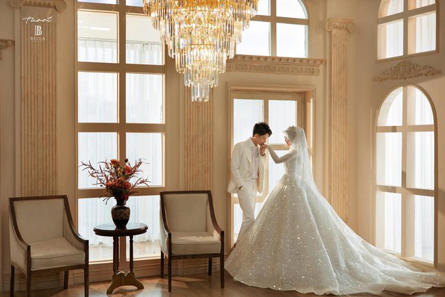 Cô dâu của Đạt Villa tiết lộ về 4 chiếc váy cưới trị giá 1 tỷ đồng  - Ảnh 1.