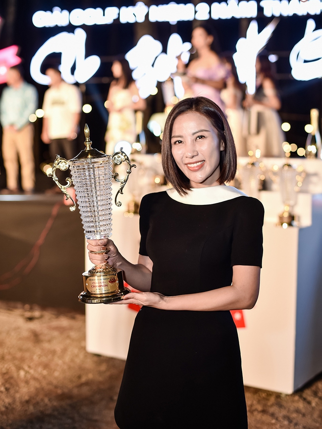 MC Quỳnh Hoa dành Cúp Vô địch tại sự kiện kỷ niệm 2 năm thành lập CLB Golf họ Bùi - Ảnh 6.