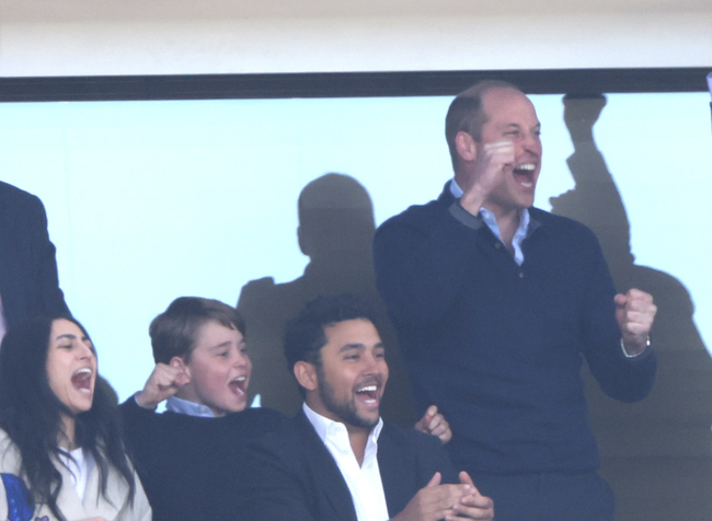 Hoàng tử George gây sốt với loạt biểu cảm giống hệt cha trong ngày đến sân xem bóng đá - Ảnh 3.