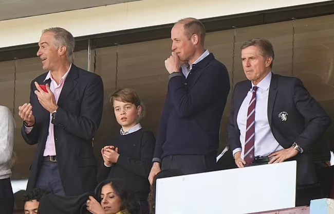 Hoàng tử George gây sốt với loạt biểu cảm giống hệt cha trong ngày đến sân xem bóng đá - Ảnh 1.