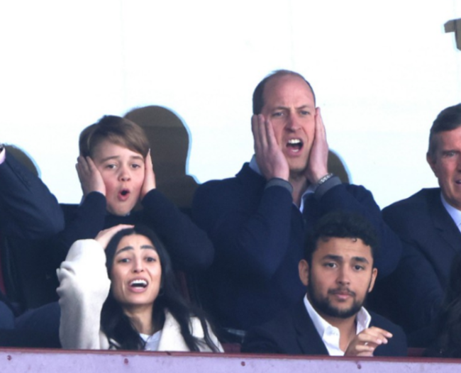 Hoàng tử George gây sốt với loạt biểu cảm giống hệt cha trong ngày đến sân xem bóng đá - Ảnh 2.