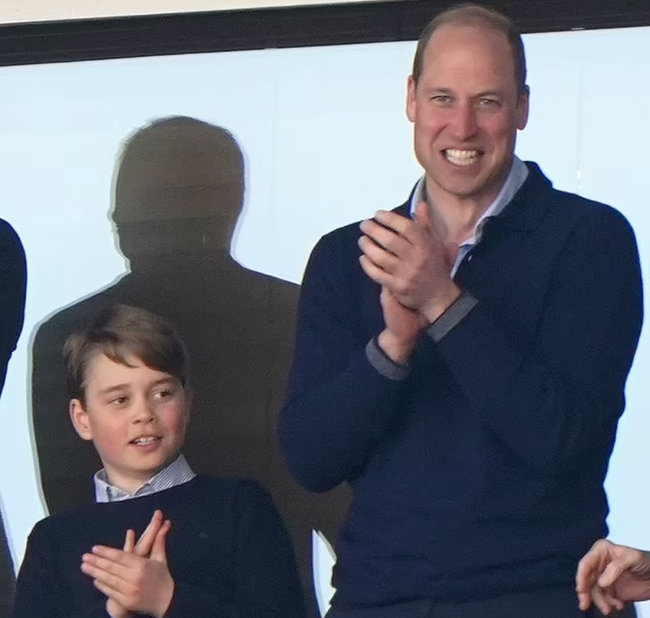 Hoàng tử George gây sốt với loạt biểu cảm giống hệt cha trong ngày đến sân xem bóng đá - Ảnh 4.