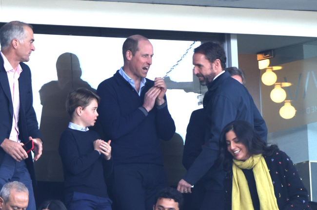 Hoàng tử George gây sốt với loạt biểu cảm giống hệt cha trong ngày đến sân xem bóng đá - Ảnh 5.