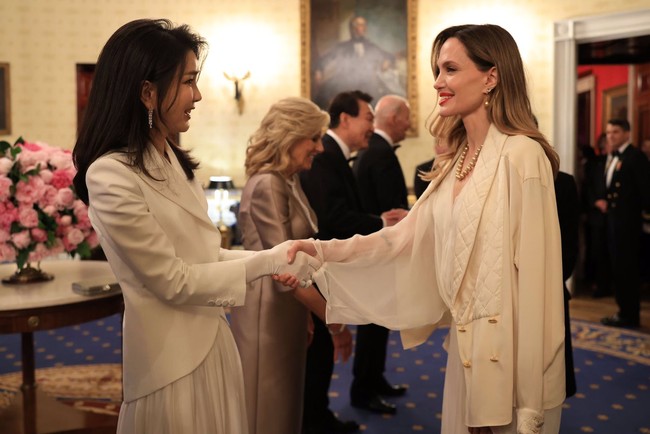 Angelina Jolie đọ sắc bên Đệ nhất phu nhân Hàn Quốc, vẻ đẹp Âu Mỹ hay châu Á vượt trội hơn? - Ảnh 2.