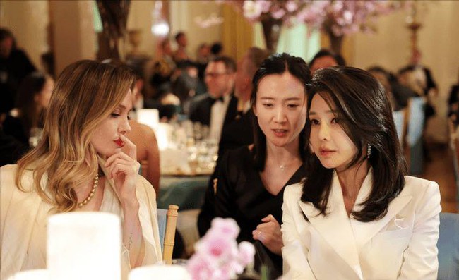Angelina Jolie đọ sắc bên Đệ nhất phu nhân Hàn Quốc, vẻ đẹp Âu Mỹ hay châu Á vượt trội hơn? - Ảnh 4.