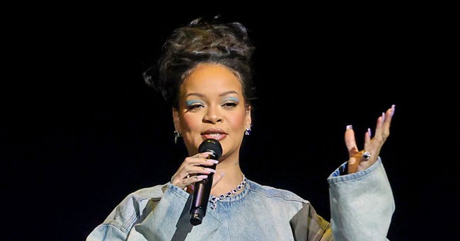Rihanna lồng tiếng cho Tí cô nương trong 'The Smurfs' - Ảnh 2.