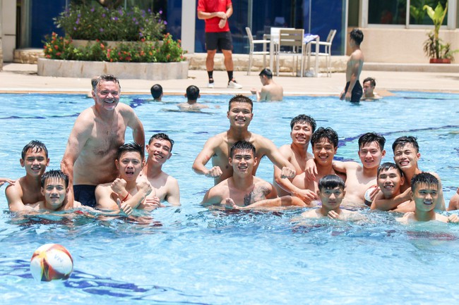 Dàn sao U22 Việt Nam đồng loạt khoe cơ thể 6 múi ở bể bơi khiến fan nữ mê mệt - Ảnh 2.