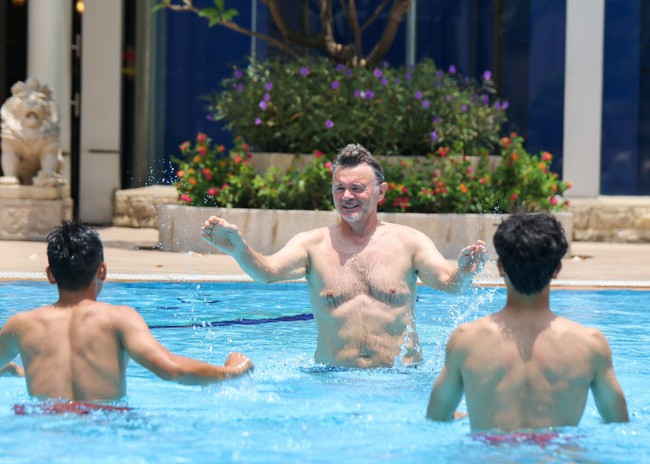 Dàn sao U22 Việt Nam đồng loạt khoe cơ thể 6 múi ở bể bơi khiến fan nữ mê mệt - Ảnh 4.
