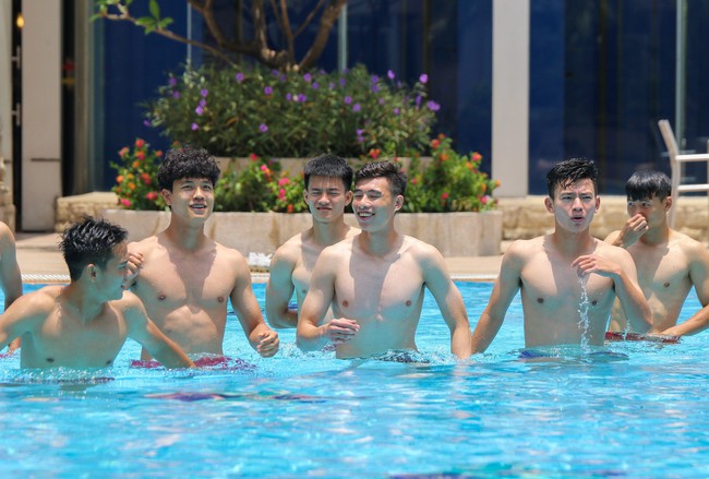 Dàn sao U22 Việt Nam đồng loạt khoe cơ thể 6 múi ở bể bơi khiến fan nữ mê mệt - Ảnh 3.