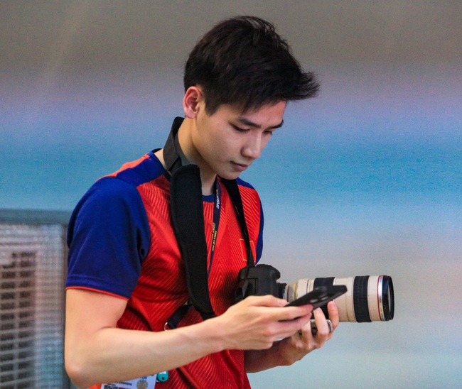 Kình ngư Kim Sơn thử sức làm phóng viên chụp ảnh, phỏng vấn đồng đội vừa phá kỷ lục SEA Games  - Ảnh 2.