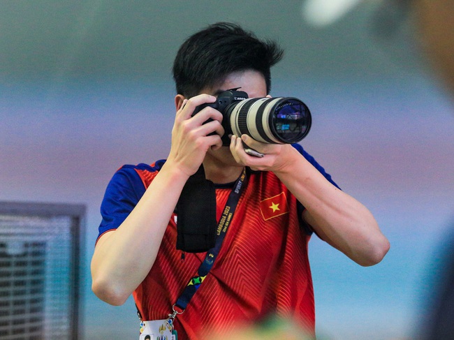 Kình ngư Kim Sơn thử sức làm phóng viên chụp ảnh, phỏng vấn đồng đội vừa phá kỷ lục SEA Games  - Ảnh 1.