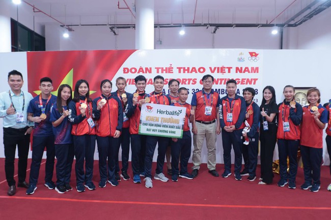 Herbalife Việt Nam thưởng nóng cho các vận động viên đạt Huy chương Vàng đầu tiên của Đoàn Thể thao Việt Nam tại SEA Games 32 - Ảnh 1.