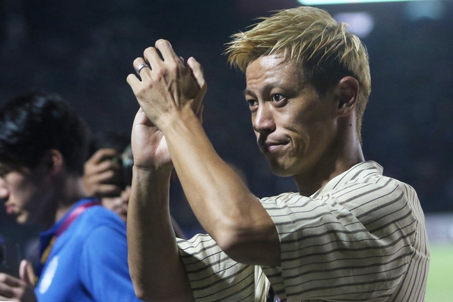Honda buồn lặng người, đi quanh sân tạm biệt CĐV Campuchia sau thất bại ở SEA Games - Ảnh 5.