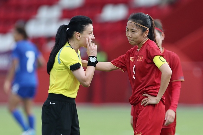 Nữ trọng tài cực ngầu gây tranh cãi lớn khi không cho ĐT Việt Nam hưởng penalty - Ảnh 2.