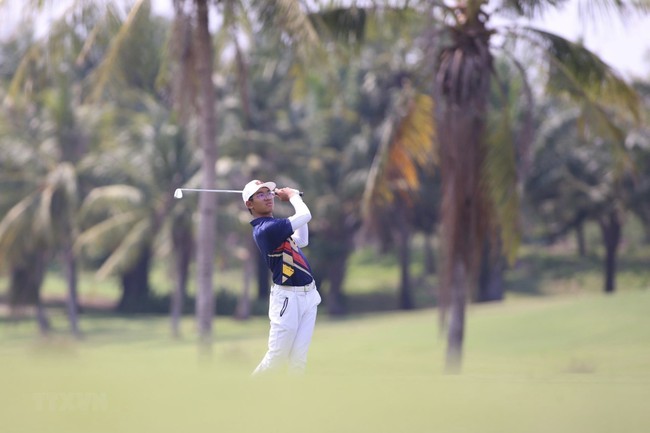 Golfer 15 tuổi Lê Khánh Hưng tạo ra cơn địa chấn trên đất Campuchia khi đạt -13 gậy. (Ảnh: TTXVN)
