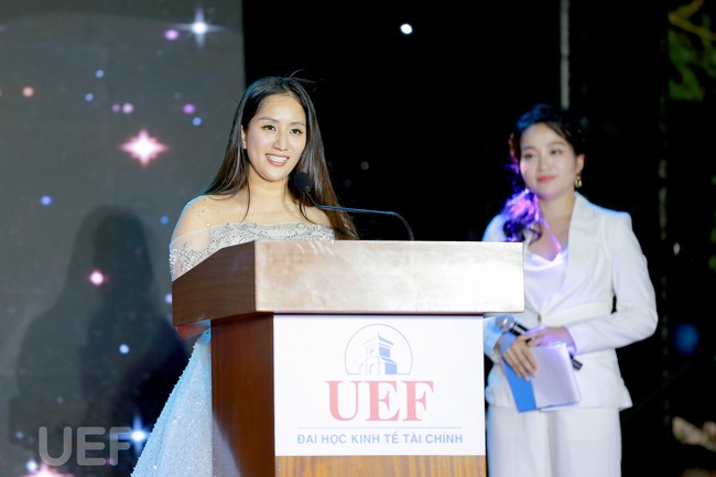 Khánh Thi ngày nhận chức Viện trưởng Viện Văn hóa - Nghệ thuật UEF: Xinh đẹp rạng rỡ, được cả chồng và con trai biểu diễn chúc mừng - Ảnh 1.