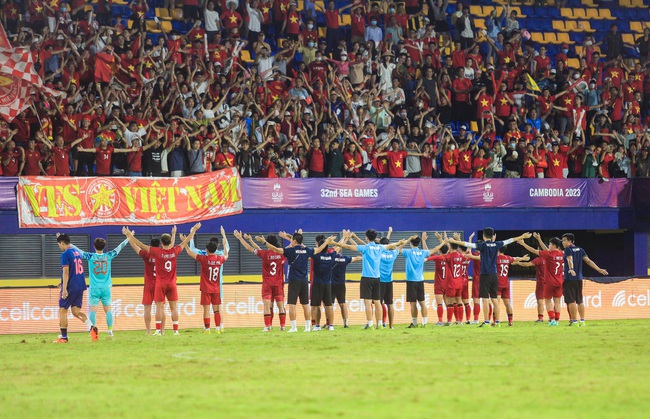 HLV Troussier cho U22 Việt Nam họp gấp trên sân sau trận hoà 1-1 U22 Thái Lan - Ảnh 1.