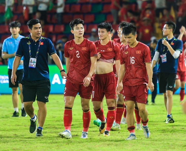 HLV Troussier cho U22 Việt Nam họp gấp trên sân sau trận hoà 1-1 U22 Thái Lan - Ảnh 5.