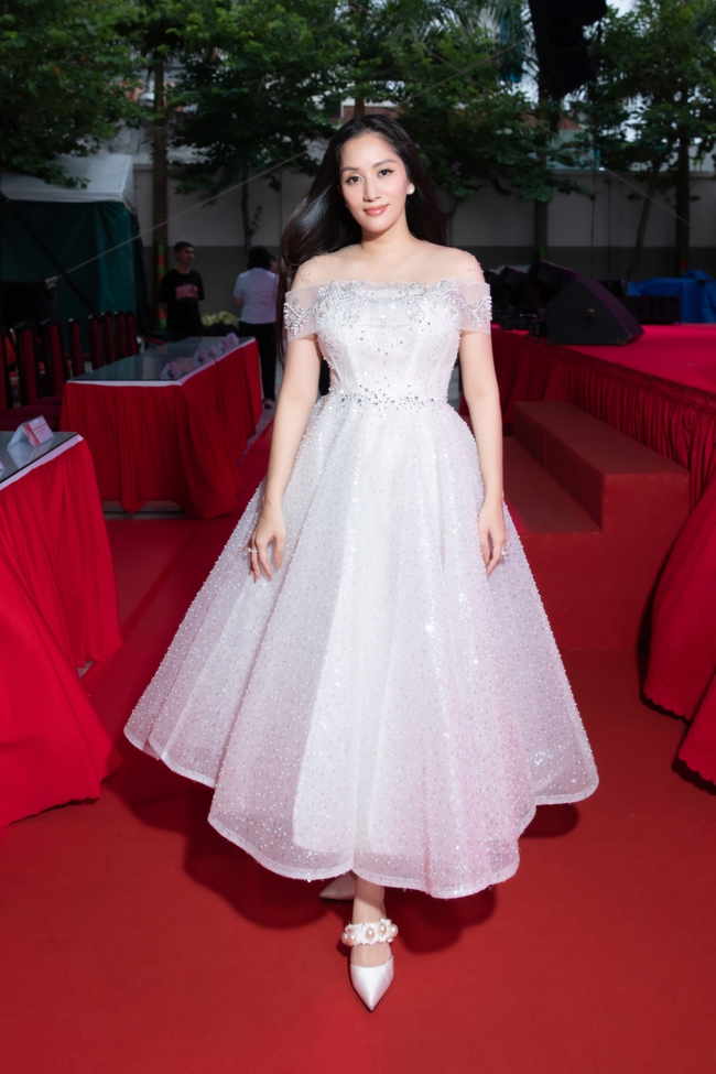 Khánh Thi mặc đầm công chúa, giấu bụng bầu trong ngày lên chức Viện trưởng - Ảnh 4.