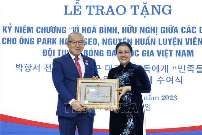 Chủ tịch Liên hiệp các tổ chức hữu nghị Việt Nam Nguyễn Phương Nga trao Kỷ niệm chương cho ông Park Hang-seo. Ảnh: An Đăng/TTXVN