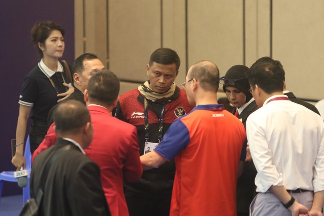 Bị xử thua Việt Nam, võ sĩ Indonesia vẫn được trao HCV SEA Games sau vụ tranh cãi ồn ào - Ảnh 2.